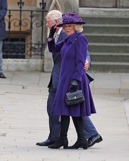 Camilla lució un conjunto de Fiona Clare, sombrero de Philip Treacy y
cartera de mano de Chanel.