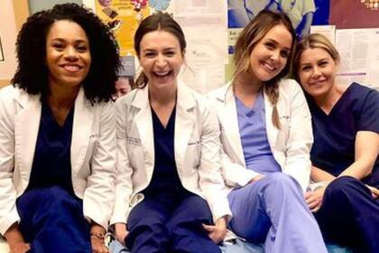 Camilla Luddington junto a algunas de sus compañeras de elenco