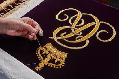 Camilla Parker Bowles lucirá una túnica de terciopelo violeta con bordados en color dorado para la coronación