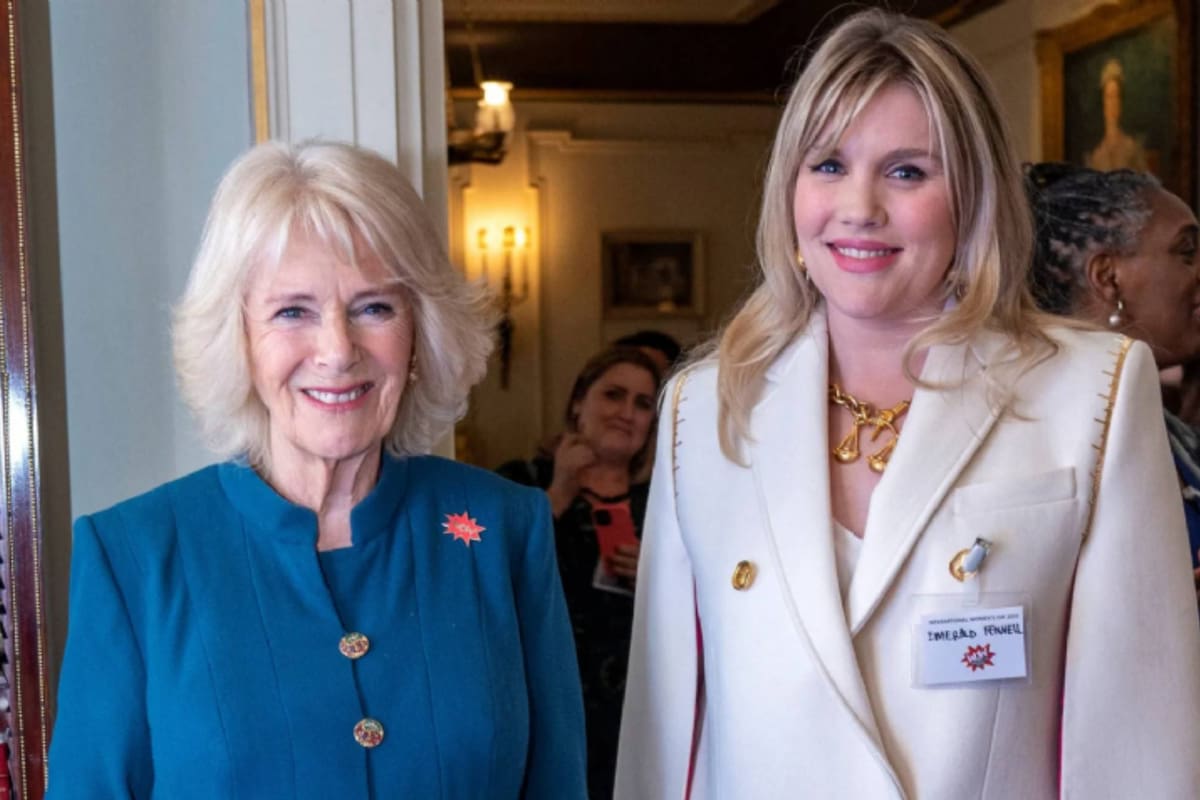 Camilla Parker Bowles y Emerald Fennell