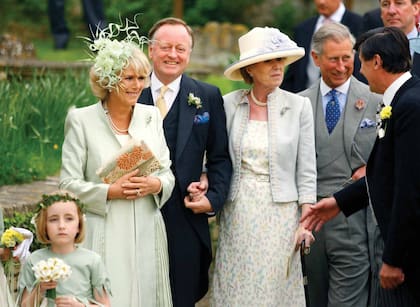 Camilla sale de la iglesia de St. Cyriac en Lacock, Wiltshire, con su marido, el príncipe Carlos, su ex marido, Andrew (segundo a la izquierda) y la mujer de él, Rosemary, tras la boda de su hija Laura Parker Bowles.