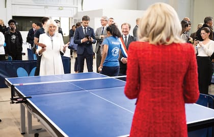 Camilla y Brigitte Macron juegan al ping pong durante su visita a
Saint-Denis, sede de la Villa de la Copa Mundial de Rugby.