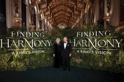 Camilla y Carlos antes de ingresar al salón
Waterloo de Windsor, para la avan-première
de "Finding Harmony"
