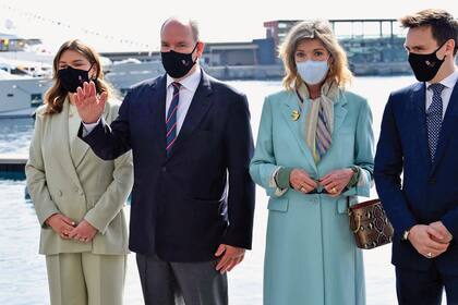 Camille, Alberto II, Carolina y Louis Ducruet
estuvieron protegidos en todo momento
por tapabocas, tal como dictan las medidas
sanitarias a propósito del Covid-19.