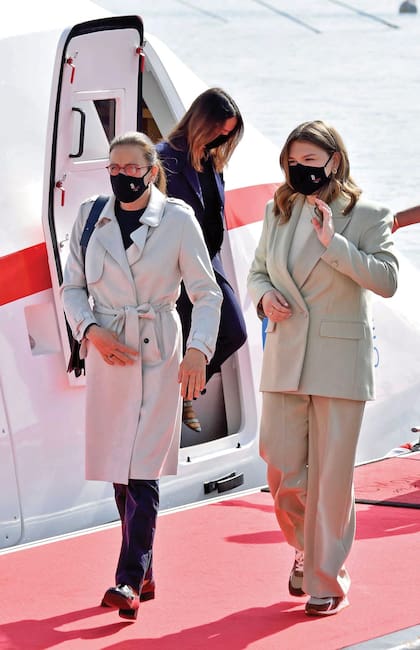Camille le dio un
toque rebelde a su
traje con zapatillas.
Considerada toda
una influencer –tiene
73 mil seguidores en
Instagram–, adora
la fotografía y tiene
una fundación para
concientizar a los
jóvenes del peligro
del alcohol al volante