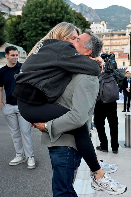 Camille, visiblemente
emocionada, corrió hacia su padre,
Jean Raymond, y se “trepó” en
un cálido y efusivo abrazo con
él. El romance entre la princesa
Estefanía y Gottlieb comenzó en
1997, duró aproximadamente un
año y medio y fruto de ese amor
nació Camille, el 15 julio de 1998