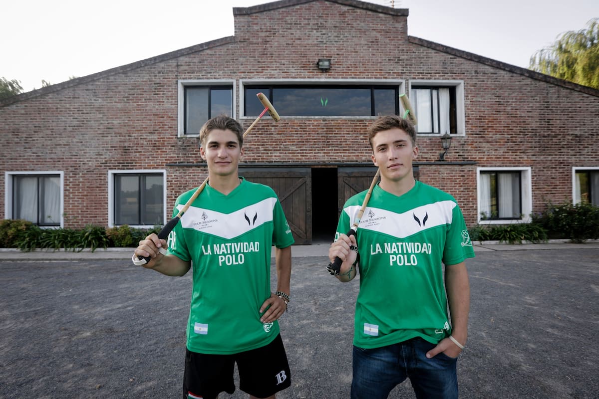 Camilo (17 años) y Bartolomé Castagnola (19) posan para LA NACION en su campo de Cañuelas