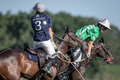 Backhander de Jeta Castagnola delante de Diego Cavanagh; el 1 de La Natividad-Monjitas y el 3 de La Dolfina Polo Ranch fueron parte de una tensa discusión, pero luego hubo paz, saludos ysonrisas.