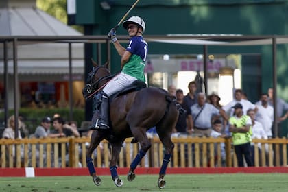 Camilo Castagnola celebra su obra y la de todo La Natividad-La Dolfina: acaba de remontar el partido contra UAE y festeja el 16-14 que hace finalista del Campeonato Argentino Abierto al equipo de Cañuelas.