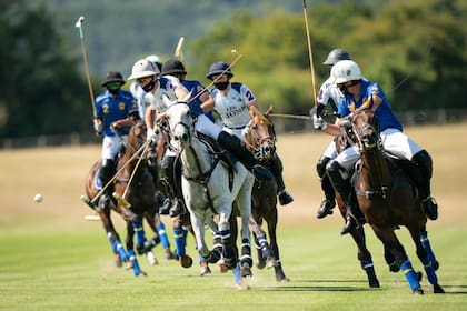 Camilo Castagnola domina la bocha ante Gonzalo Pieres (h.) en la semifinal que terminó 10-9 para Les Lions/Great Oaks.