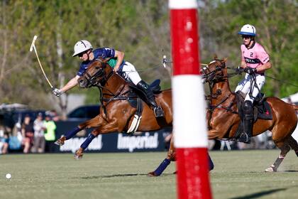 Camilo Castagnola ejecuta uno de los varios golazos, de entre los 10 que anotó para La Natividad-La Dolfina contra Ellerstina-Indios Chapaleufú; no llega a marcarlo Cruz Heguy, de gran desempeño.