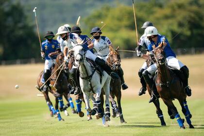Camilo Castagnola en acción frente a Gonzalo Pieres (h.), de Park Place; el más chico de los Castagola está de regreso tras una fractura en una pierna y Les Lions/Great Oaks lo disfruta.