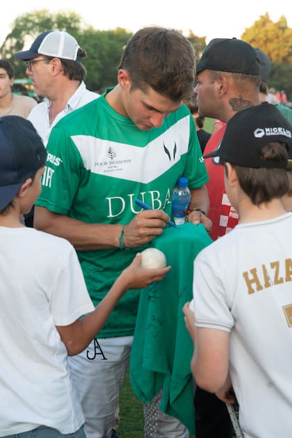 Camilo Castagnola en plena firma de autógrafos. "Jeta" se consagró, además, como mejor jugador de la final.