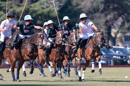 Camilo Castagnola escapa de sus primos "Poroto" y Mia Cambiaso y de su tío, Adolfo; el líder de La Fe hizo 9 goles contra La Dolfina y fue el mejor de la final del Abierto De San Jorge de polo, en Palermo.
