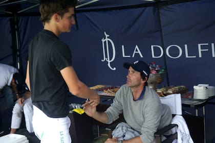 Camilo Castagnola y Adolfo Cambiaso, de 17 y 45 años, sobrino y tío, y rivales en la final del Abierto Británico.