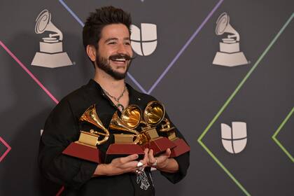 Camilo con las cuatro estatuillas que se llevó de la fiesta de los Latin Grammy