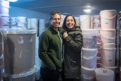 Camilo destaca que siguen usando las mismas recetas que usaban sus padres cuando empezaron y resalta la importancia que le dan a la materia prima en el proceso de elaboración.