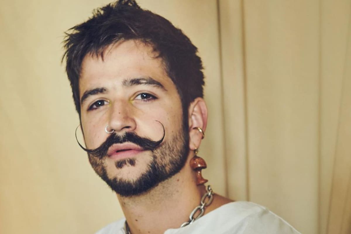 Camilo Echeverry sorprendió al mostrar su bigote cuando recién se despierta