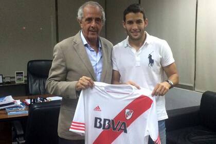 Camilo Mayada firmó su contrato y viajó a La Feliz