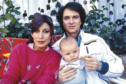 El músico junto a Lourdes Ornelas, con su hijo Camilo Jr. en brazos