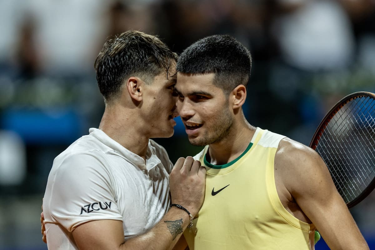 Camilo Ugo Carabelli bromea con Carlos Alcaraz luego del partido que anoche ganó el español, en el Argentina Open