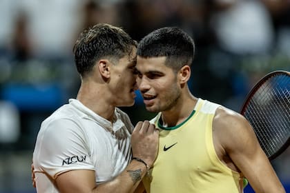 Camilo Ugo Carabelli bromea con Carlos Alcaraz luego del partido que anoche ganó el español, en el Argentina Open