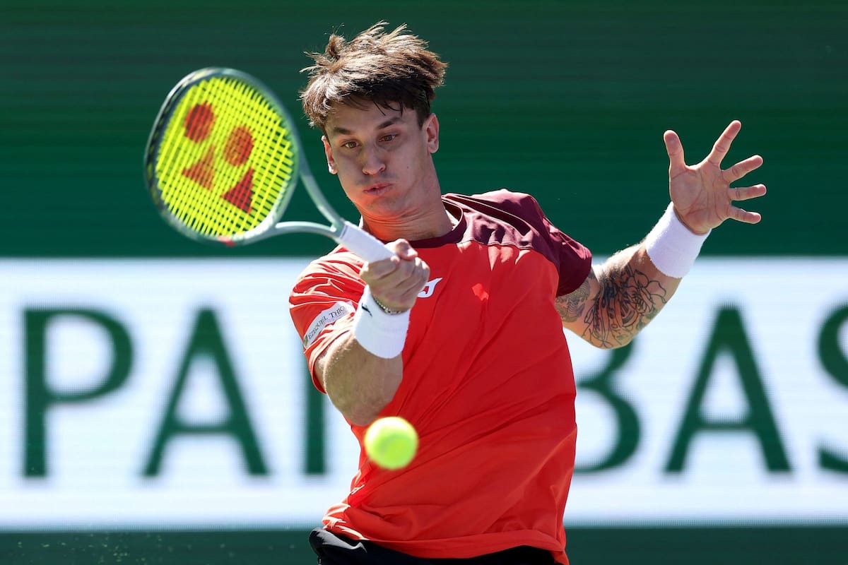 Camilo Ugo Carabelli consiguió pasar el debut en Indian Wells (Photo by MATTHEW STOCKMAN / GETTY IMAGES NORTH AMERICA / Getty Images via AFP)
