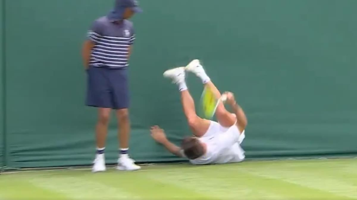 Camilo Ugo Carabelli, víctima del césped de Wimbledon, se retiró cuando tenía encaminado el triunfo - LA NACION