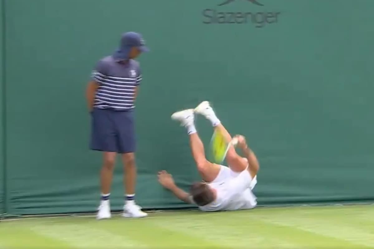 Camilo Ugo Carabelli, en Wimbledon, tenía todo encaminado para vencer al español Mérida, pero se dobló el tobillo izquierdo y debió abandonar