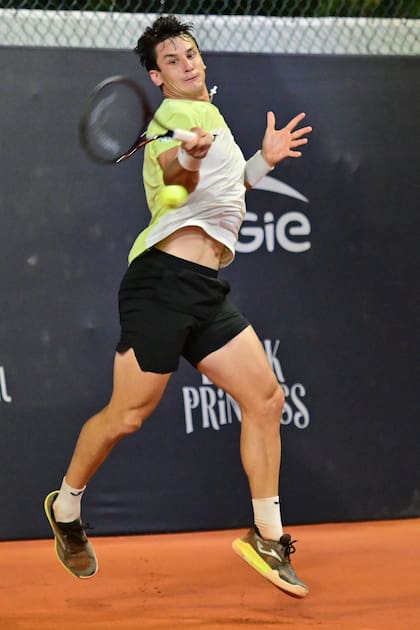 Camilo Ugo Carabelli ganó uno de los partidos más valiosos de su carrera y avanzó a los 8vos de final del ATP 500 de Río