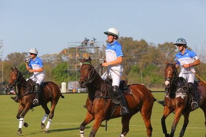Camilo y Bartolomé (h.) Castagnola junto a Nicolás Pieres; en la XPL, Ellerstina reúne a dos apellidos históricos del club, que lograron éxitos juntos entre 1997 y 1999, mediante los padres de estos jugadores.