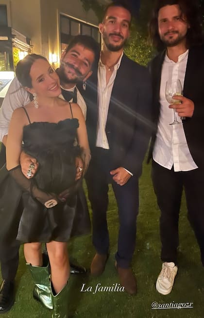 Camilo y Evaluna junto a dos de los invitados. Para la hora del baile, la menor de los Montaner hizo un cambio de look y optó por un vestido corto