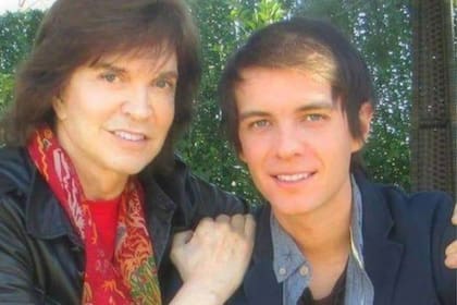 El cantante junto a su hijo, Camilo Jr.