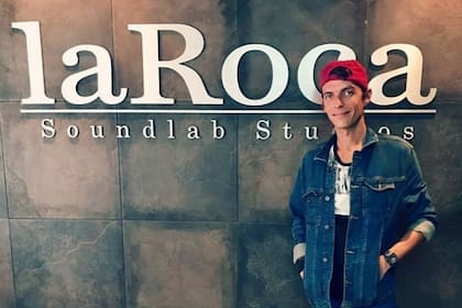 Camilo Jr en una compañía discográfica, apostando a grabar un nuevo disco
