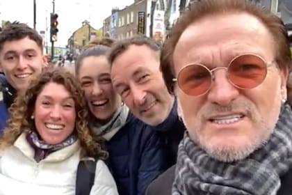 Caminaban por Londres y se encontraron con Bono (Captura video)