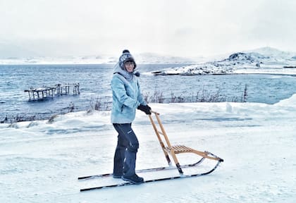 Caminando bajo la nieve por las calles de Kongsfjord