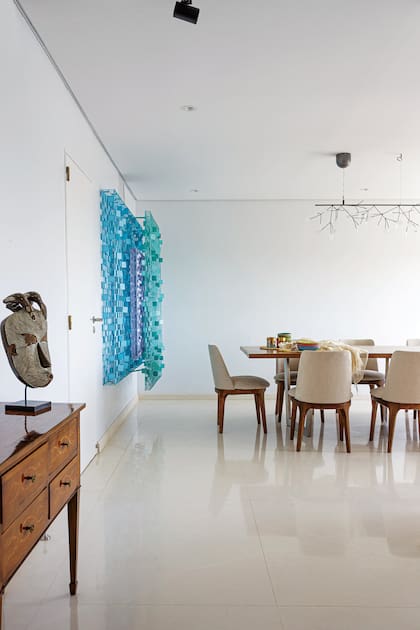 Caminando desde el living ya se aprecian las tres dimensiones de la obra metálica, obra de la artista Libi Mehl
