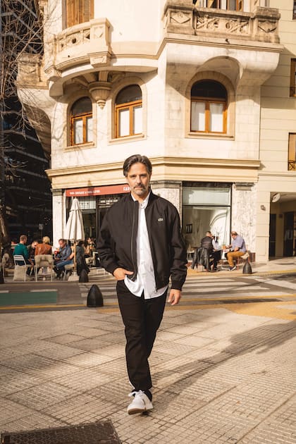Caminando, la manera en la que prefiere recorrer las ciudades. "Cada vez que voy a una ciudad disfruto de ponerme los auriculares, comprarme un buen audiolibro y caminar y caminar".