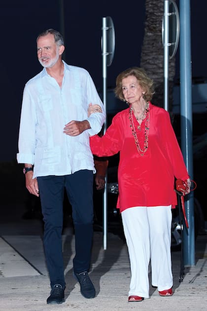 Caminando por Mallorca con su madre, la reina Sofía, en agosto de 2024.