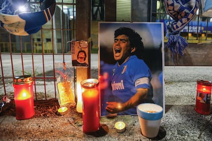 Caminando por Nápoles podés encontrarte con altares dedicados a Maradona, con velas prendidas y fotos