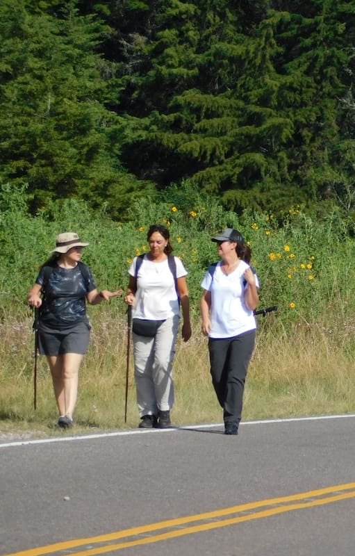Caminando sobre la RP 2, en Jujuy, en el tramo que va de Los Paños a San Antonio.