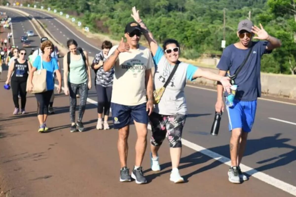 Caminantes transitan rumbo a Loreto por la banquina, que por momentos está invadida por las hierbas y arbutos; en ese tramo, la RN12 es autovía
