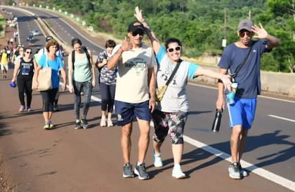 Caminantes transitan rumbo a Loreto por la banquina, que por momentos está invadida por las hierbas y arbustos. En ese tramo, la RN12 es autovía