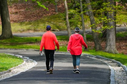 Caminar a diario puede aportar beneficios para la salud y la longevidad