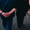 Si caminás con las manos atrás, no es por postura: esto dice la psicología sobre tu personalidad