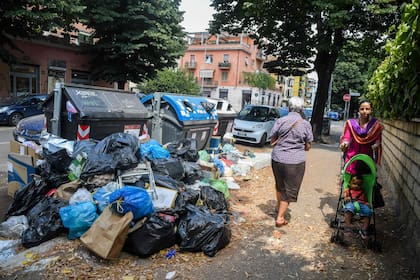 Caminar entre la basura, una constante en la capital italiana