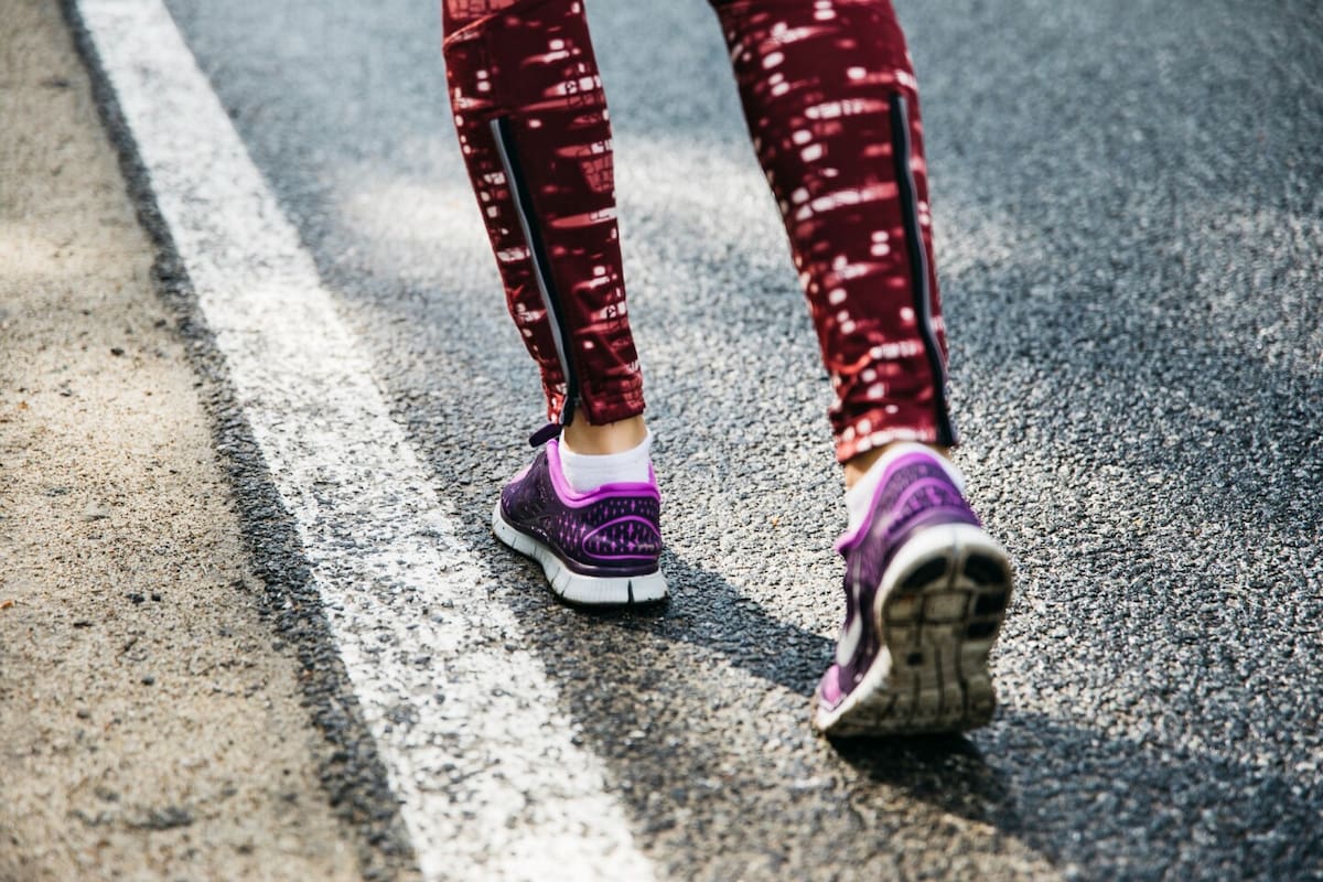Caminar es de los mejores ejercicios físicos para la salud (Foto ilustrativa)