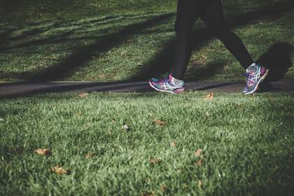 Caminar es un ejercicio sano que impacta positivamente en todos los organismos