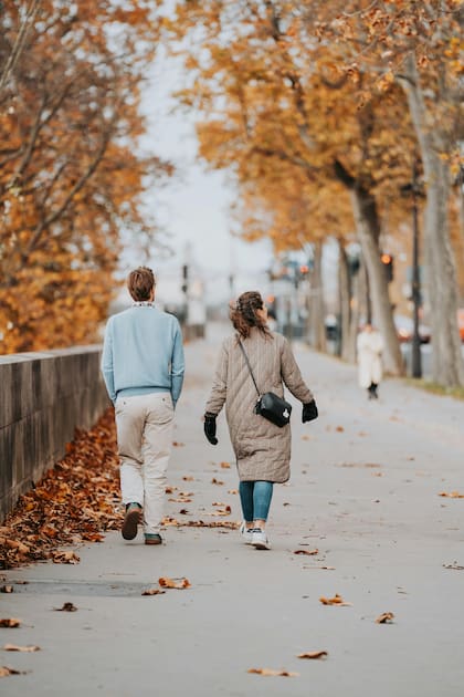 Caminar es una de las maneras de activar el cuerpo más sencillas de hacer (Foto de carácter ilustrativo: PEXELS)