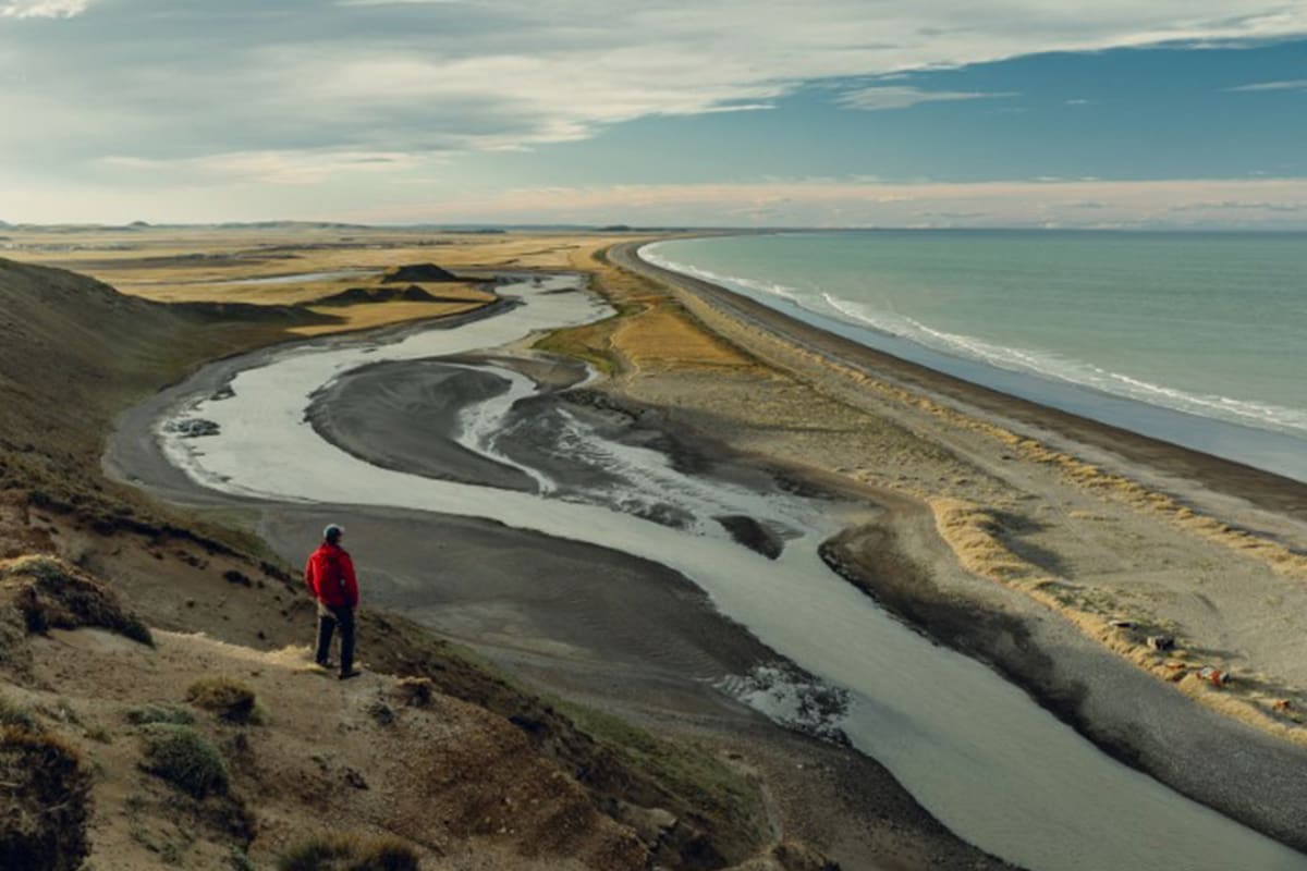 Caminar por la costa atlántica fueguina en el norte de la isla, otorga magníficas vistas. (FOTO: INFUETUR/@TURISMOTDF)
